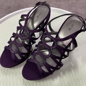 NWOB Women's Apt. 9 Bejeweled Strappy Purple Heels in‎ Sz. 7. Heel= 4"